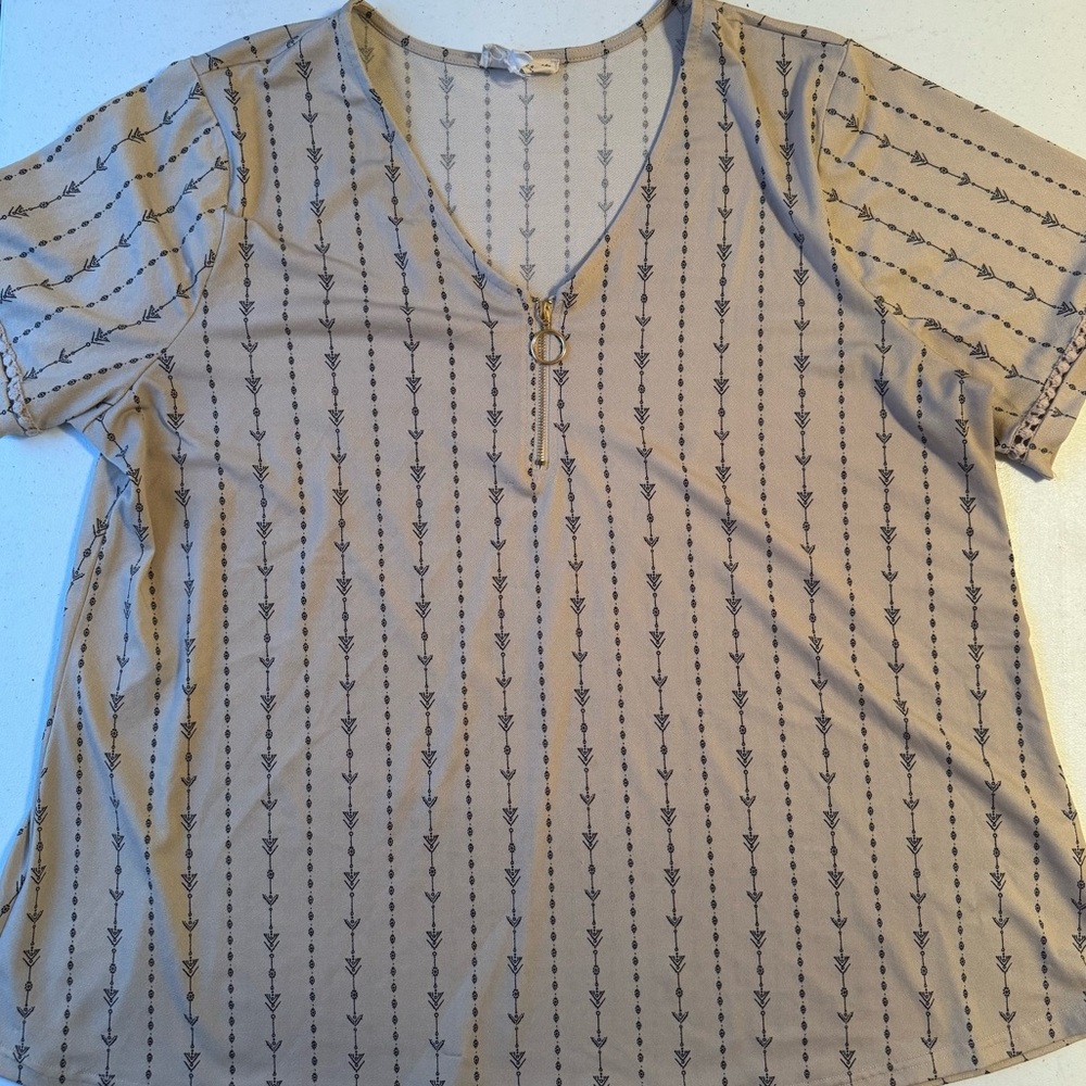 Flower & Feather Beige Top | 2X